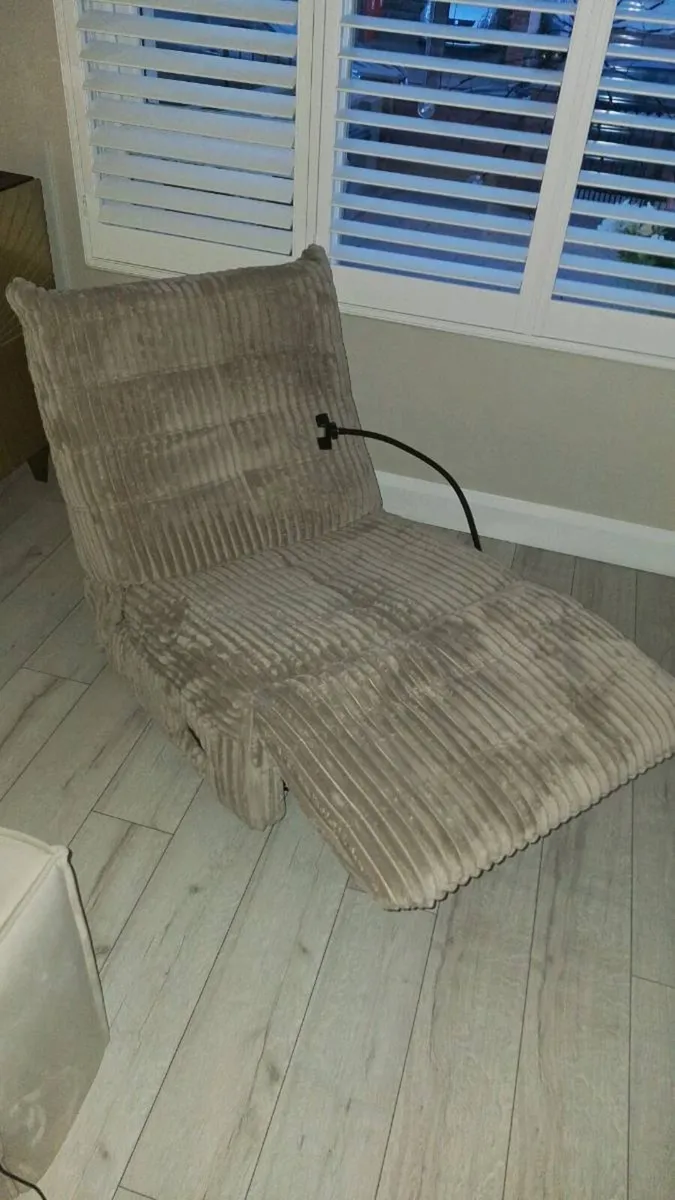Lounge chair - Image 1