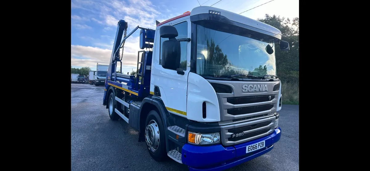2016 Scania p250 4x2 skip loader - Image 3