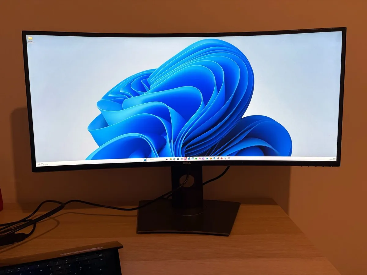 Dell UltraSharp U3417W 34” Curved Ultrawide Monito - Image 3