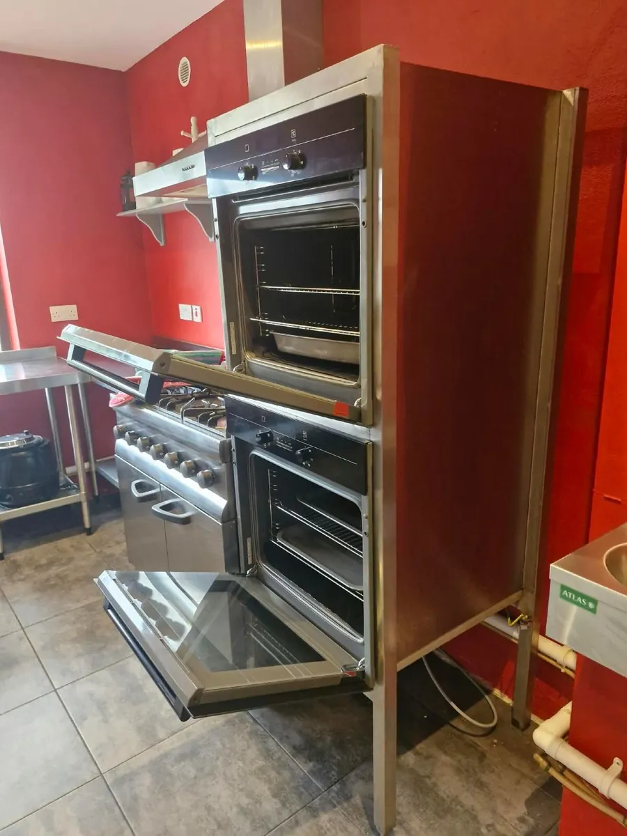 2 x Siemens Ovens and Stand - Image 1