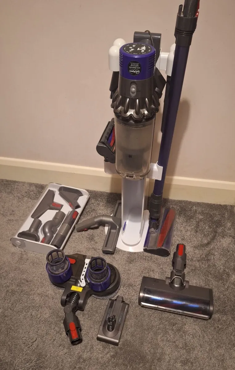 Dyson V10 - Image 1