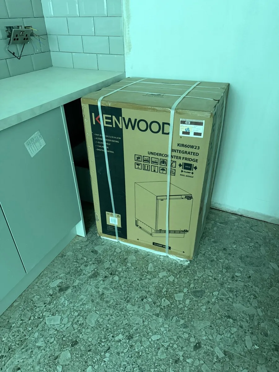 Under counter integrated fridge with freezer box