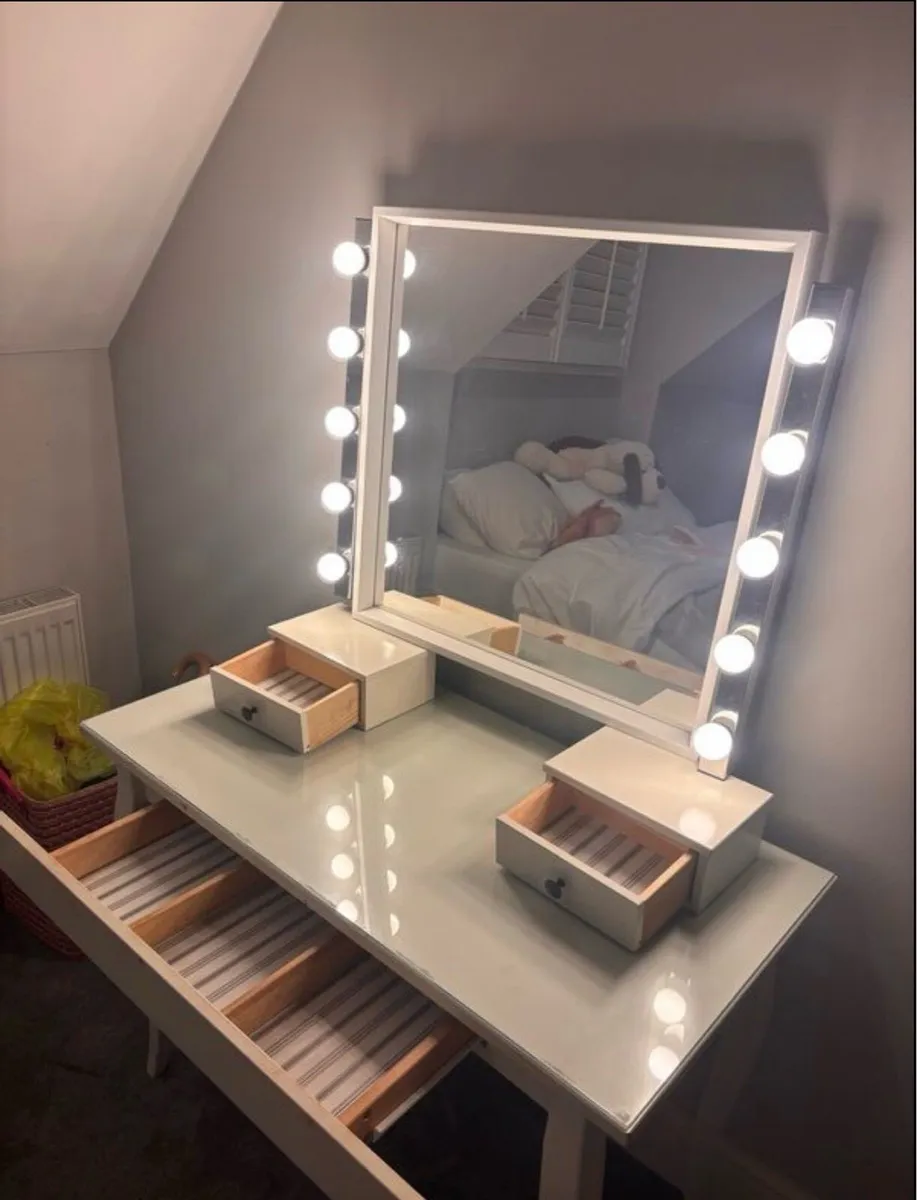 Vanity Make up table - Image 2