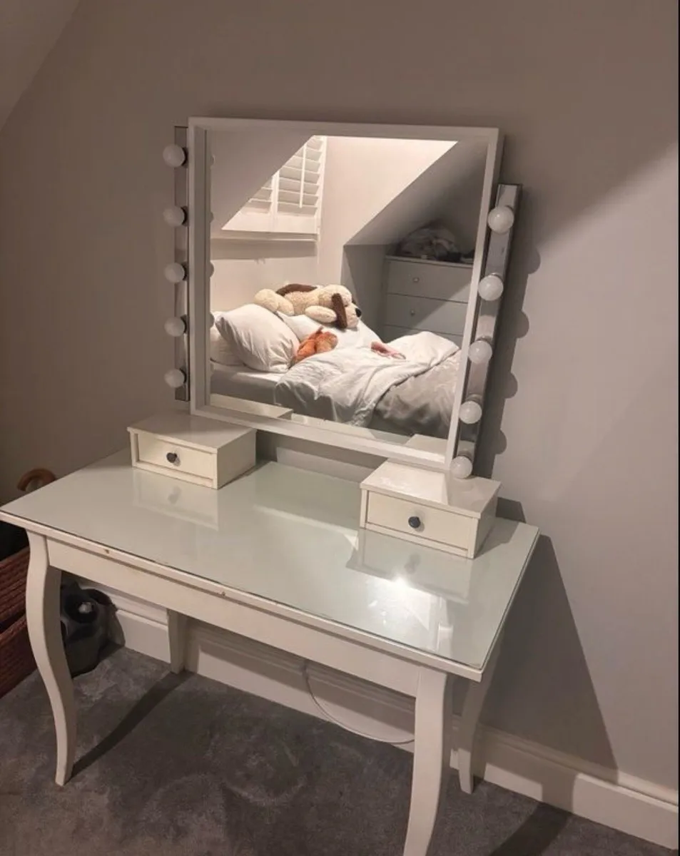 Vanity Make up table - Image 3