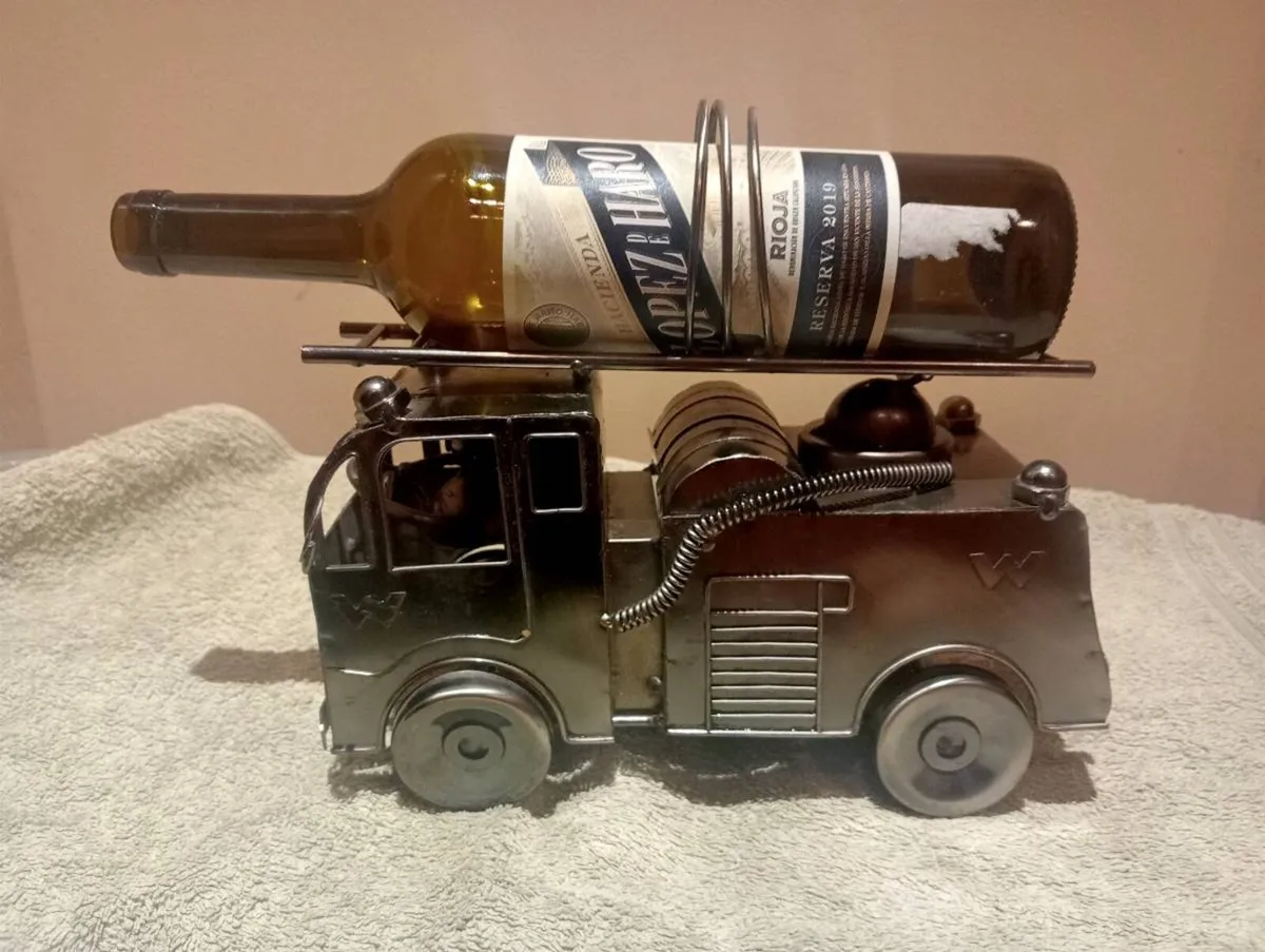 Novelty wine holder - Image 1
