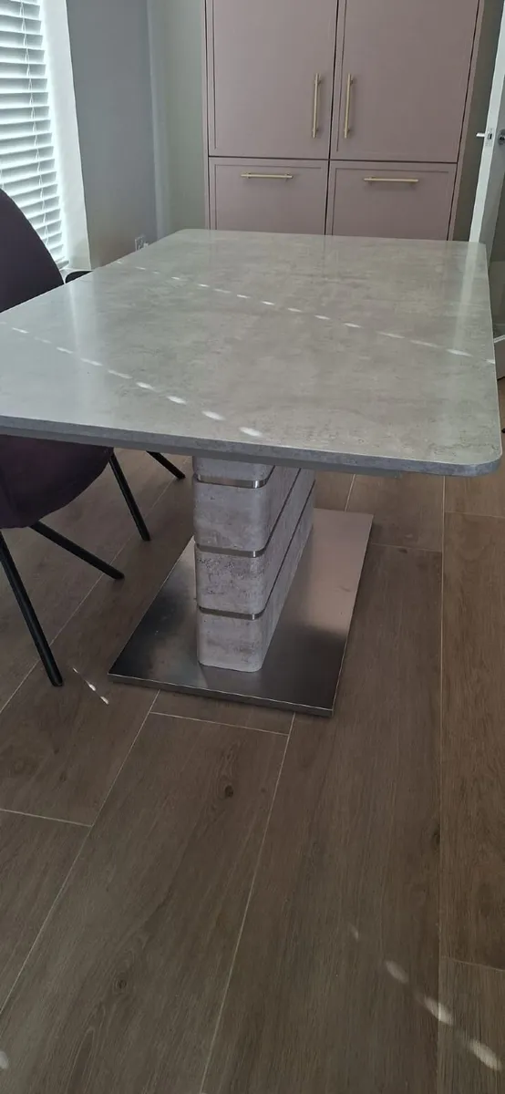 Kitchen table - Image 1