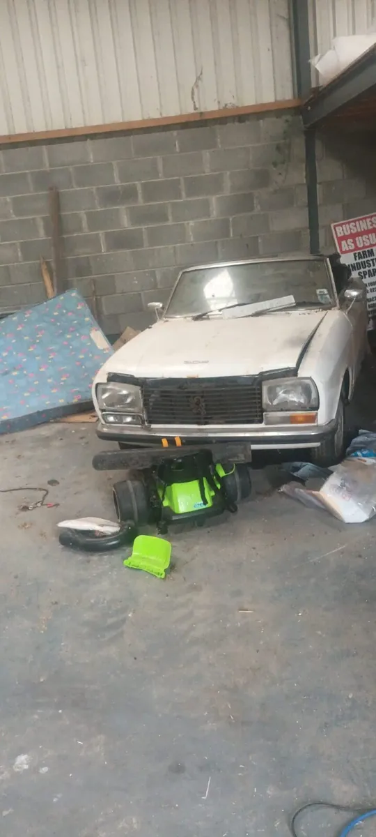 Peugeot 305 convertible - Image 2