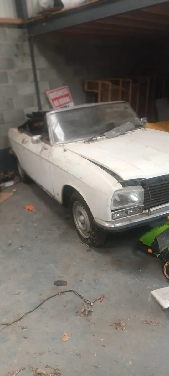 Peugeot 305 convertible - Image 1