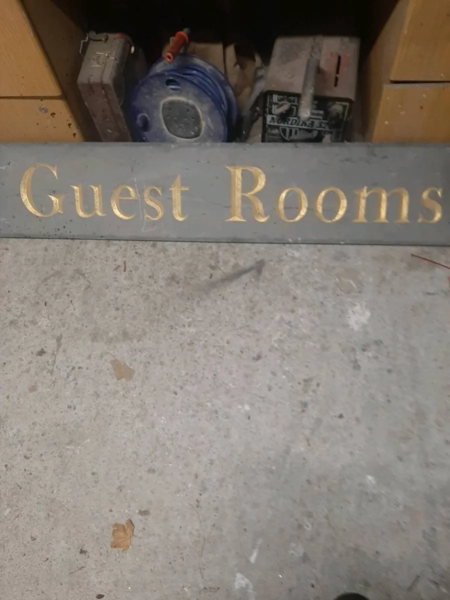 Guest rooms sign