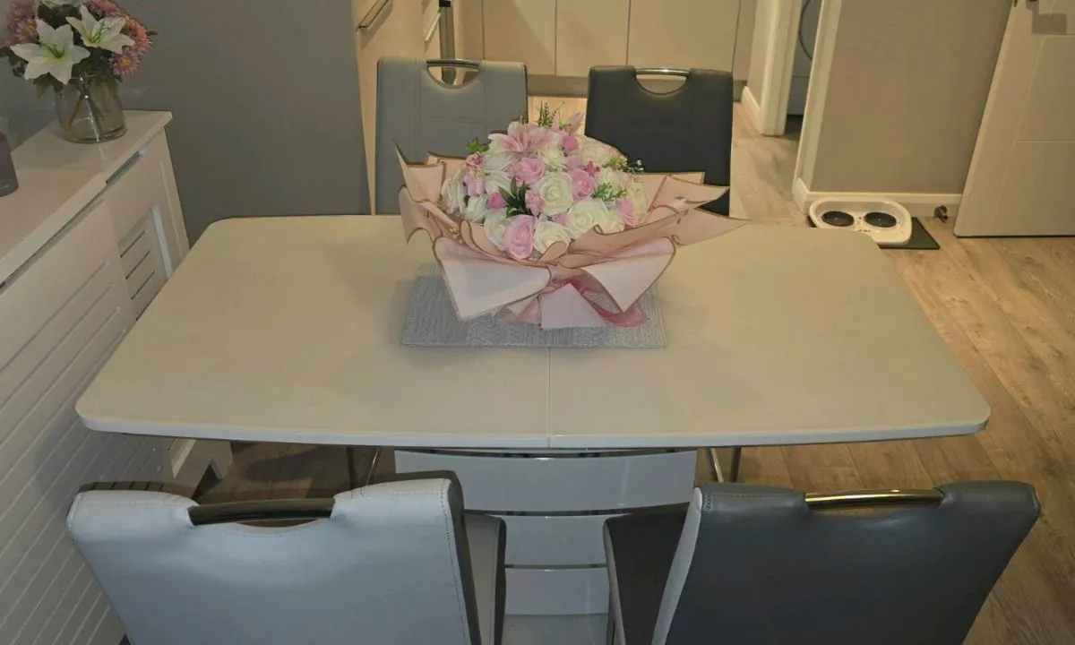 Extendable Table and 6 chairs - Image 1