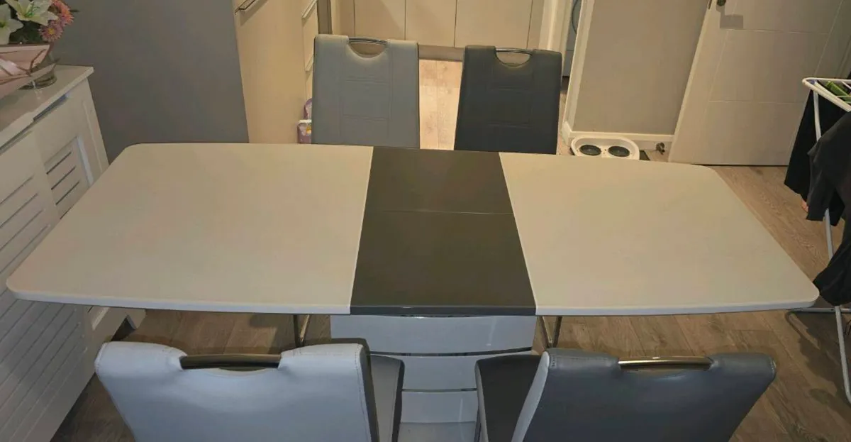Extendable Table and 6 chairs - Image 3