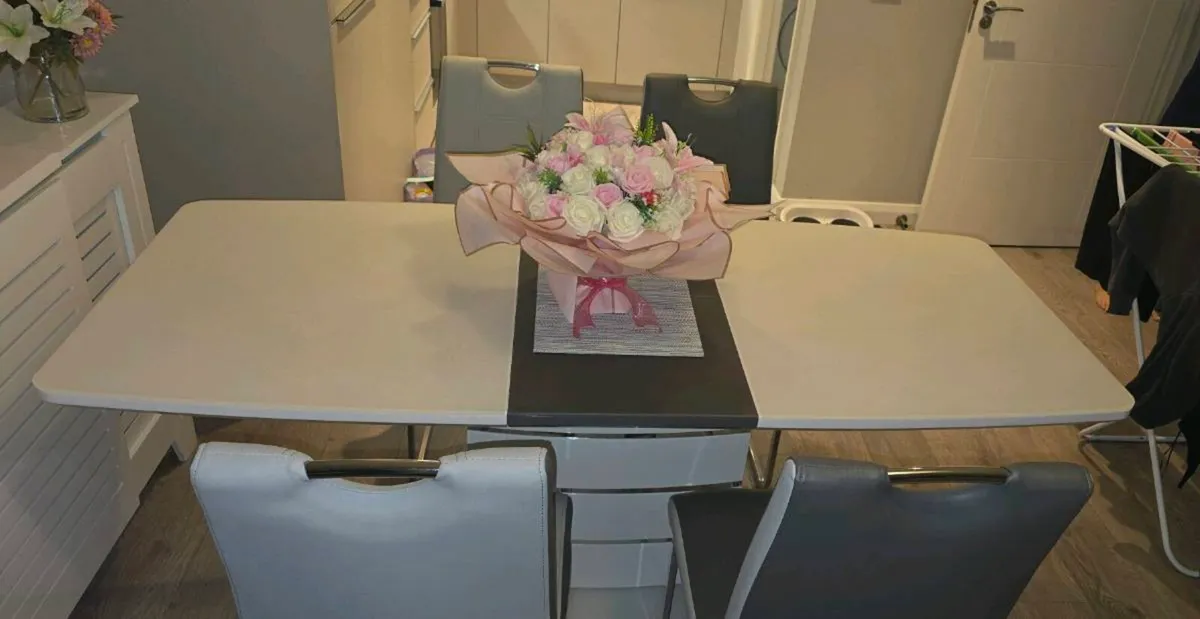 Extendable Table and 6 chairs - Image 4