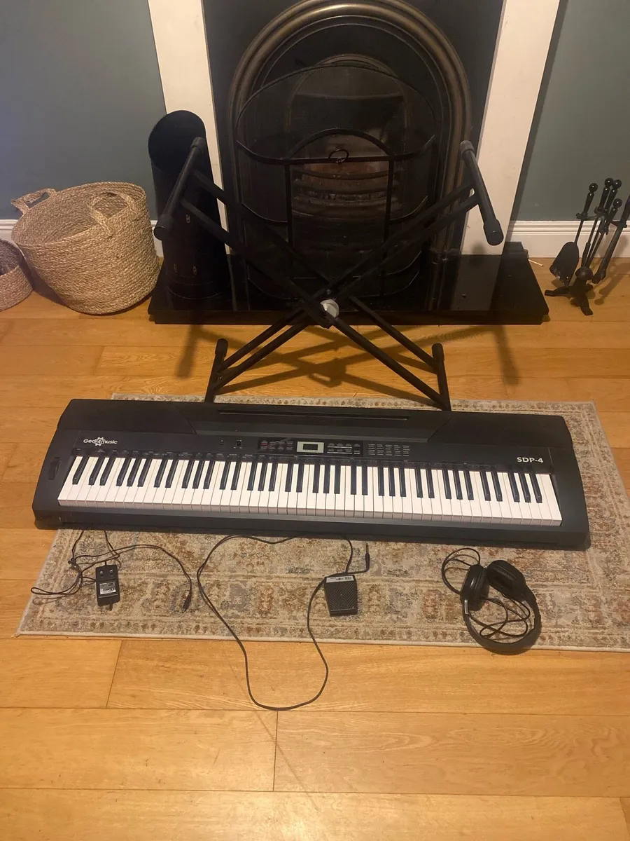 SDP-4 Gear4music keyboard - Image 1