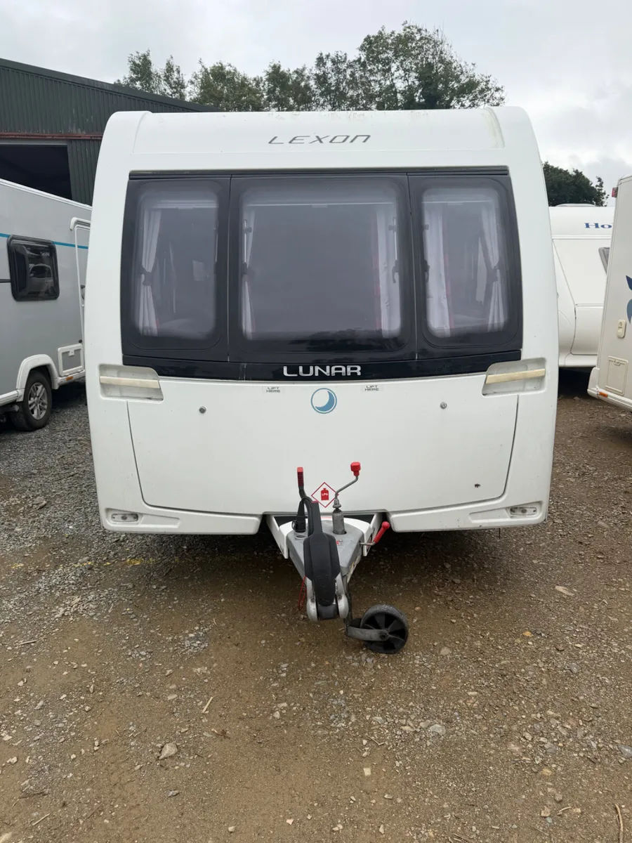 2017 LUNAR LEXON – 4 BERTH LUXURY CARAVAN - Image 2