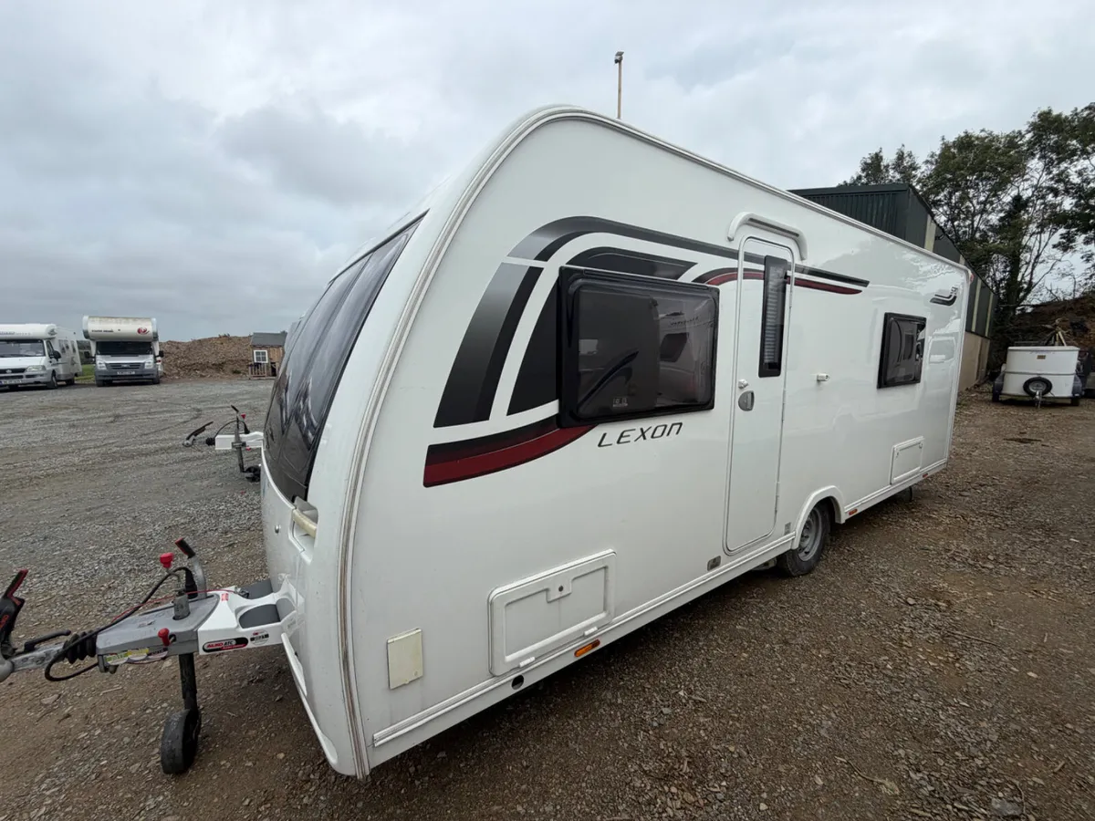 2017 LUNAR LEXON – 4 BERTH LUXURY CARAVAN - Image 1