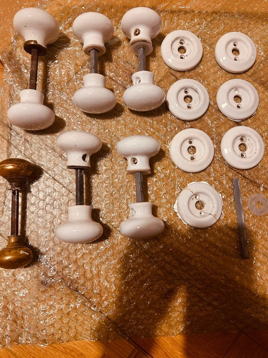 White Porcelain Mortice Knobs + 1 small brass knob - Image 2