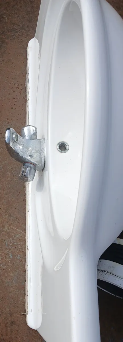 3 Bathroom sinks - Image 1