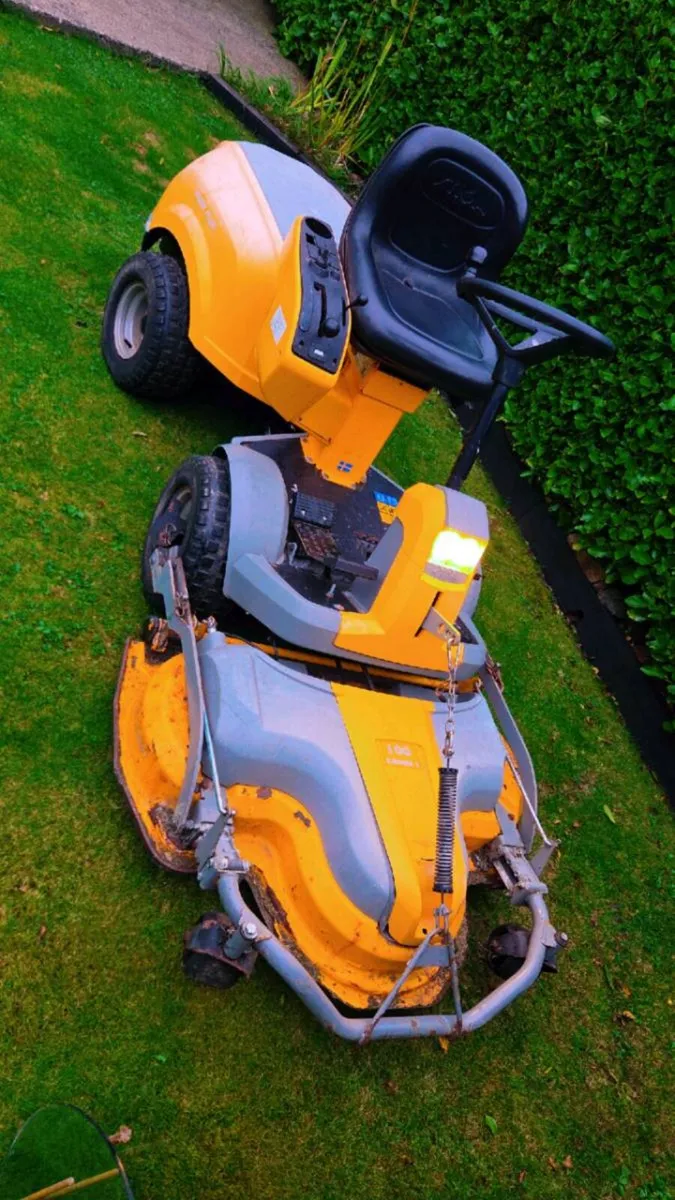Ride on lawnmower - Image 1