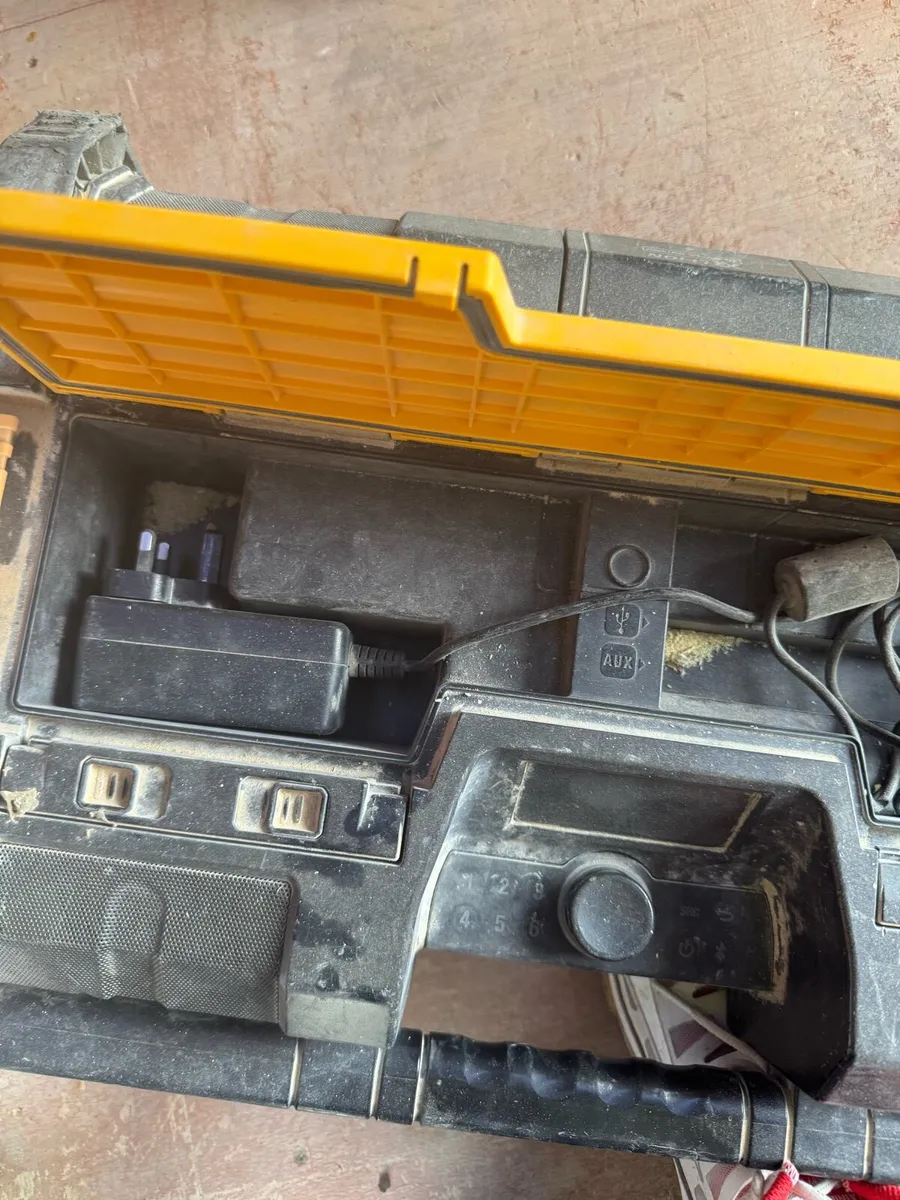 Dewalt radio - Image 3