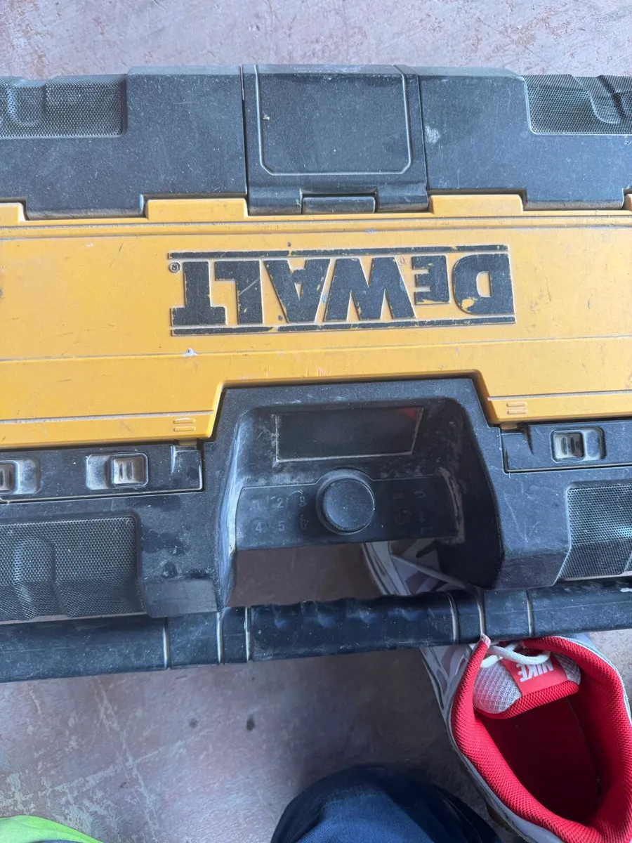 Dewalt radio - Image 4