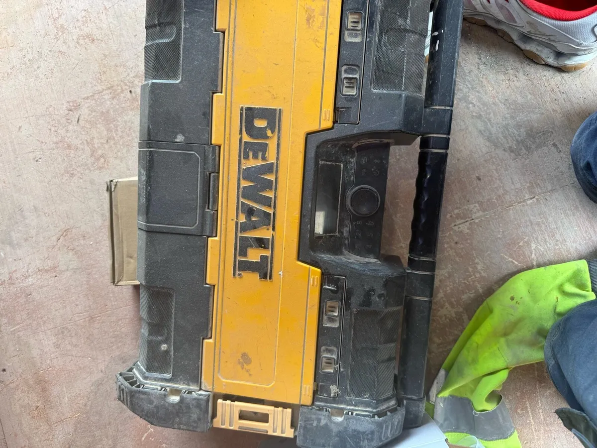 Dewalt radio - Image 1