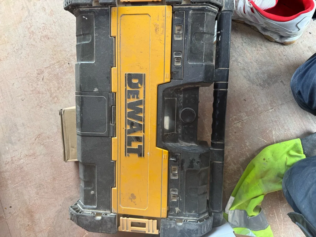 Dewalt radio - Image 2