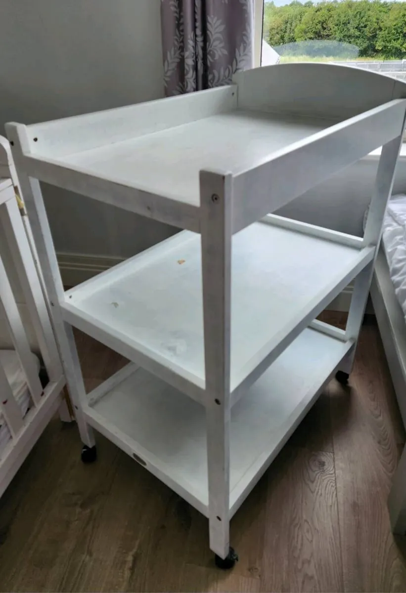 Baby changing table - Image 1
