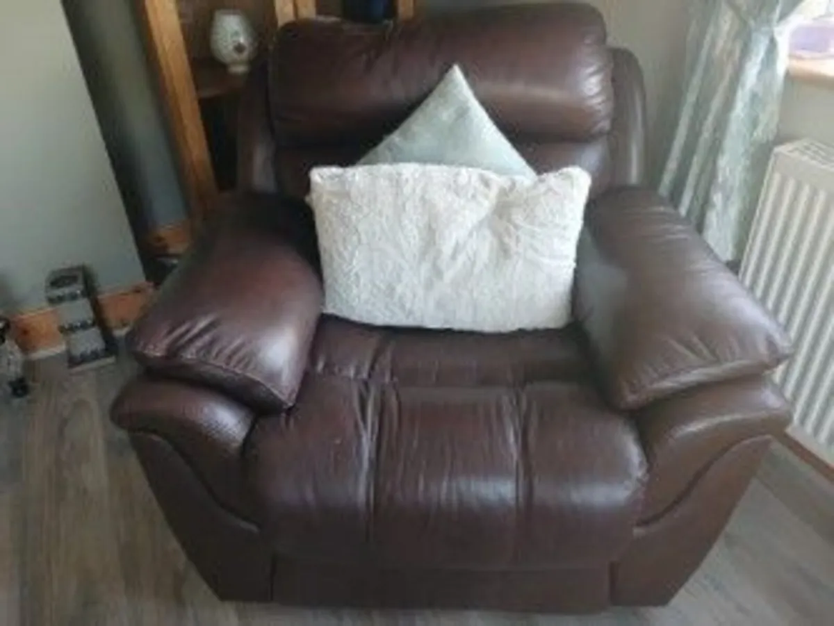 Brown Leather 3-1-1 suite - Image 3