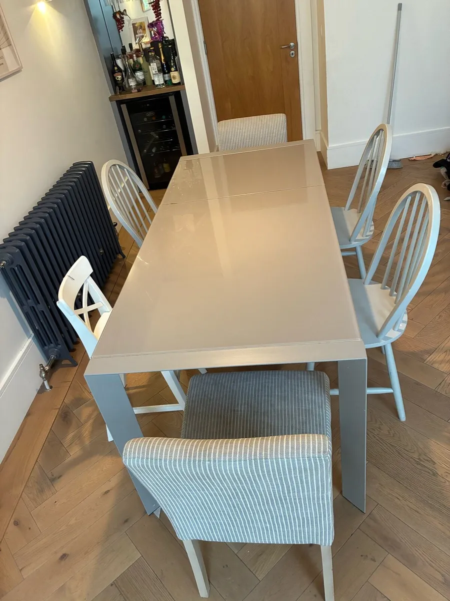 Glass extendable kitchen table - Image 1