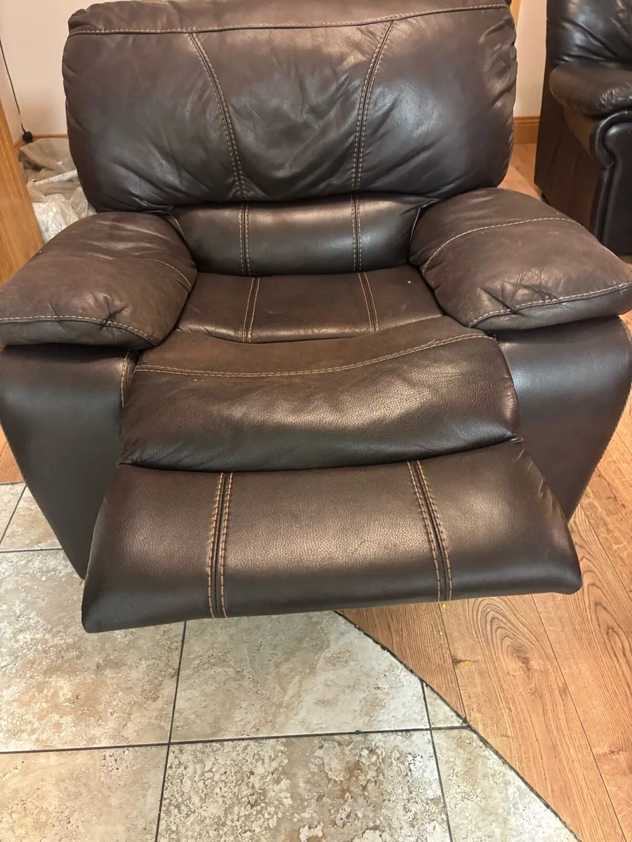 2 large 1 seater recliners - Image 3