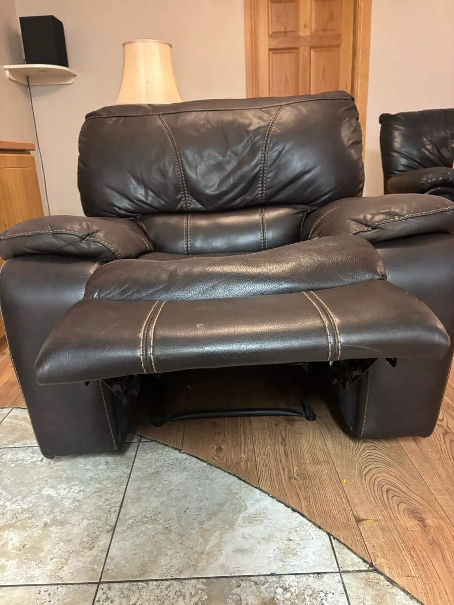 2 large 1 seater recliners - Image 4