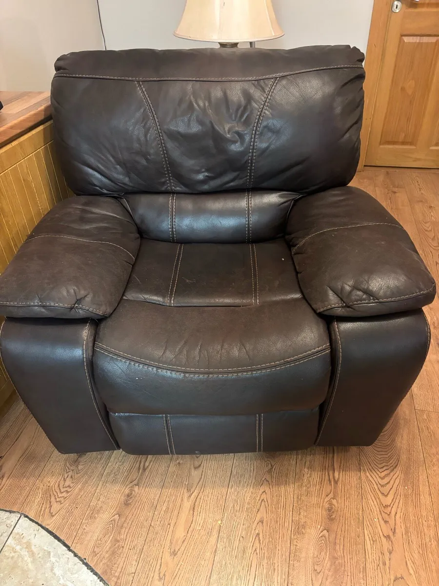 2 large 1 seater recliners - Image 1