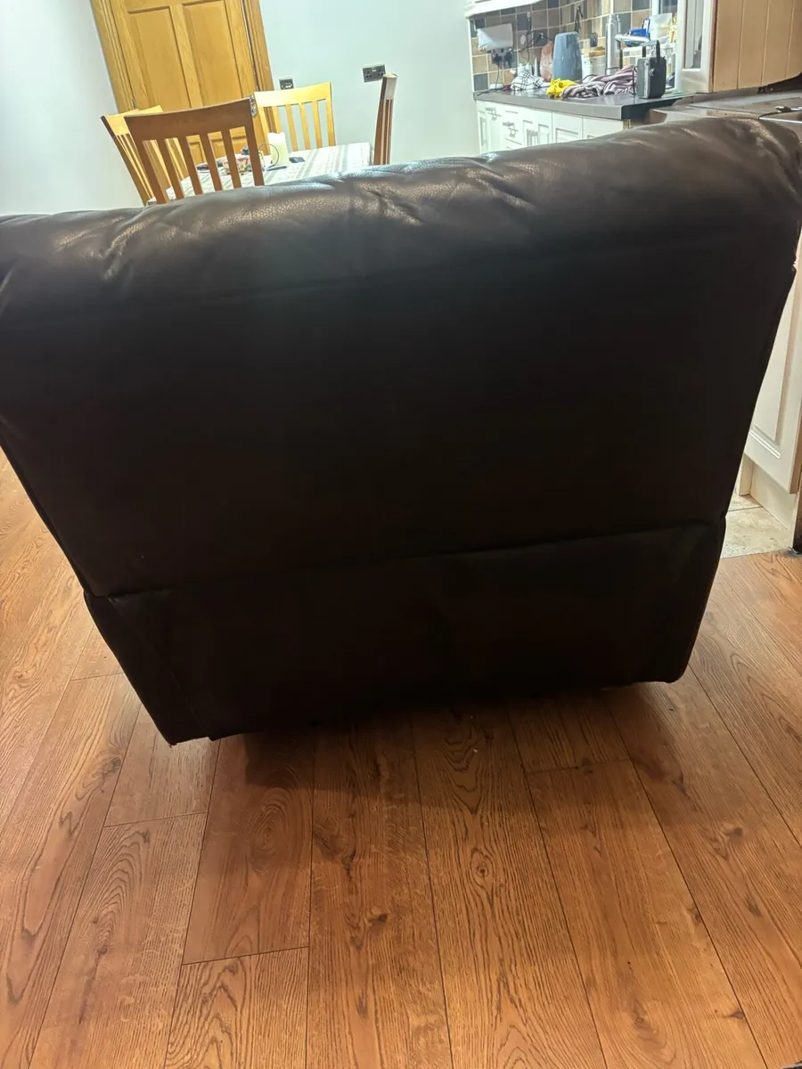 2 large 1 seater recliners - Image 2