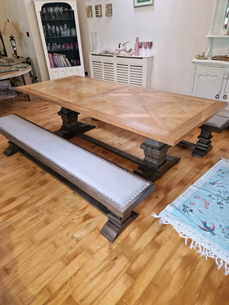 Dining room table and matching benches - Image 2