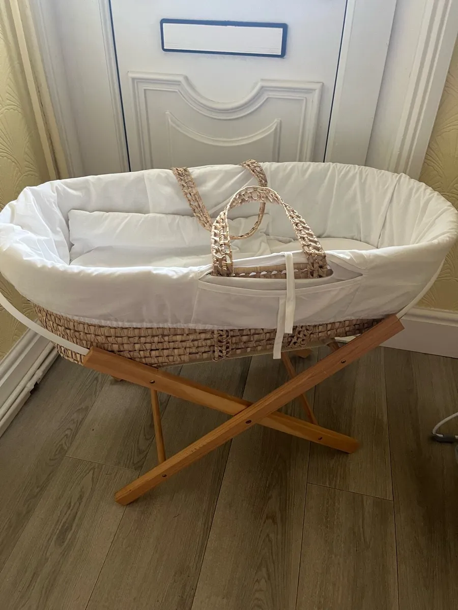 Moses basket& bouncer - Image 2