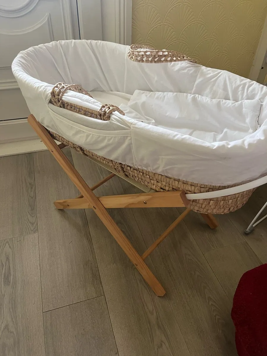 Moses basket& bouncer - Image 4