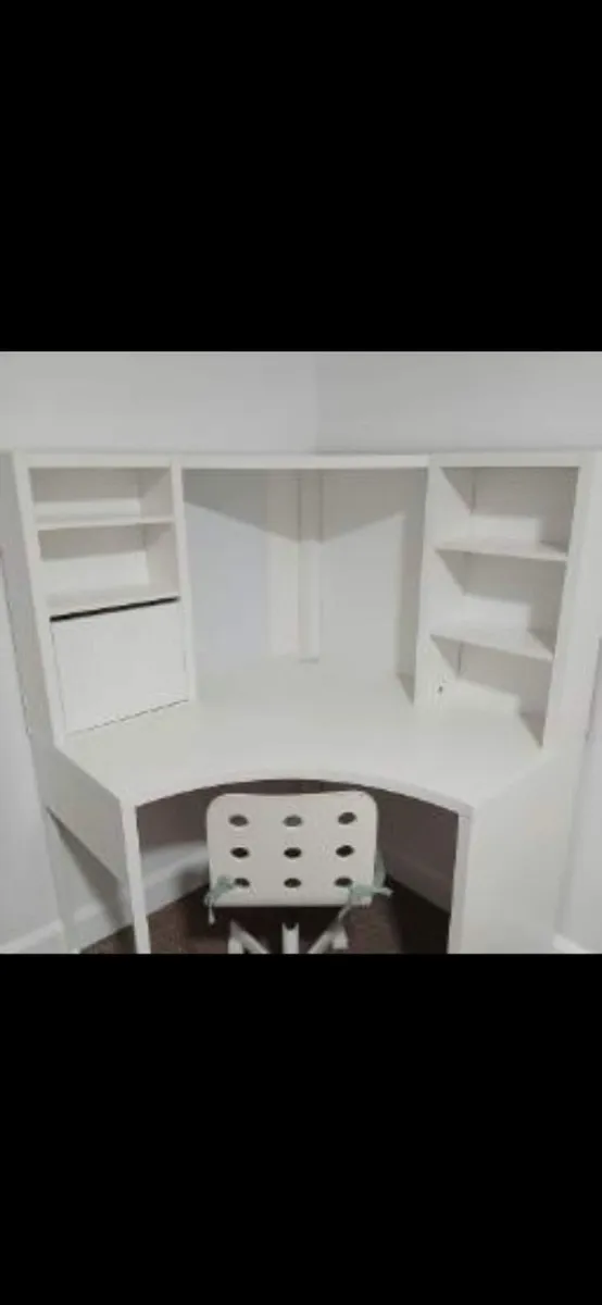 Desk+chair