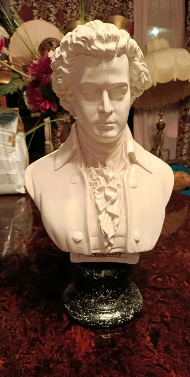 Large Mozart bust - Image 1