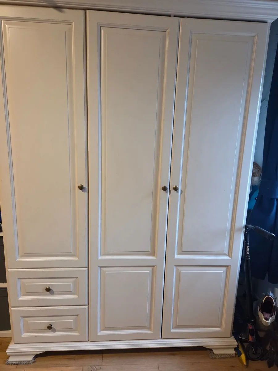 Triple wardrobe and chest of drawers - Image 1