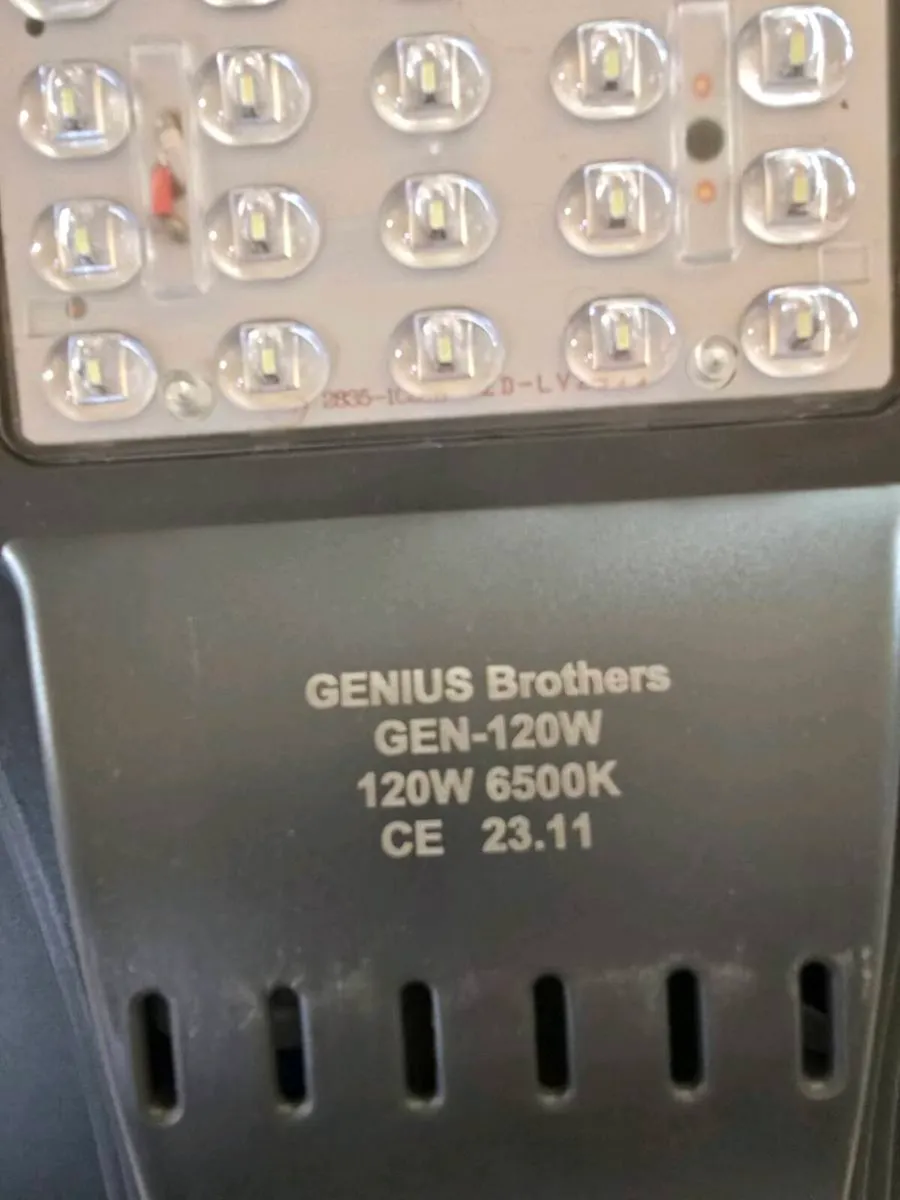 120W Solar LED Street Lights with Motion Sensor - Image 4