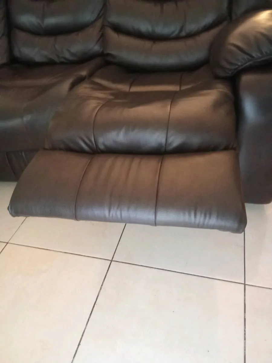 Leather recliner sofa - Image 1