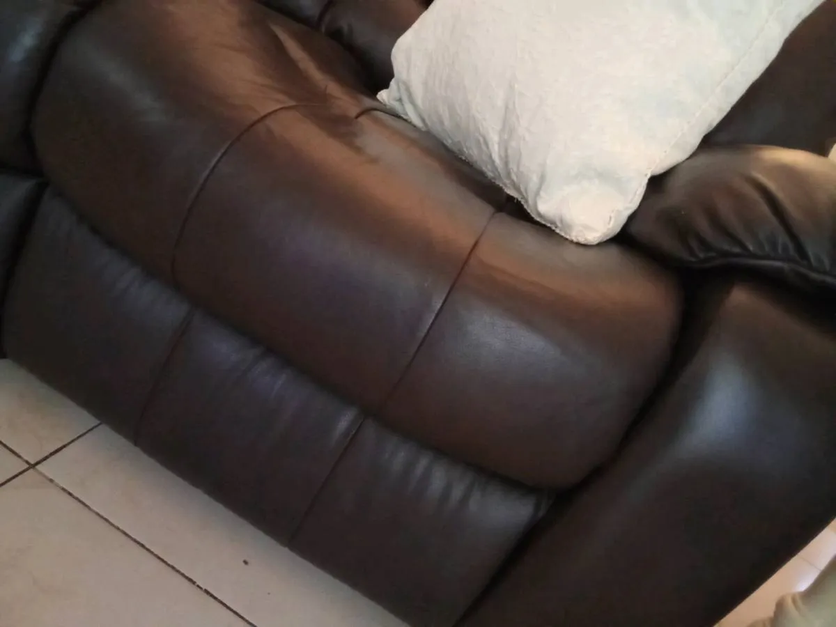 Leather recliner sofa - Image 2