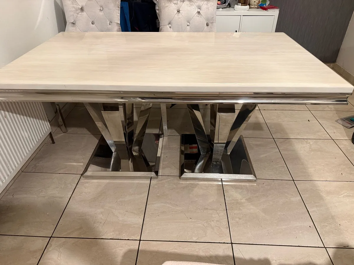 Kitchen table - Image 1