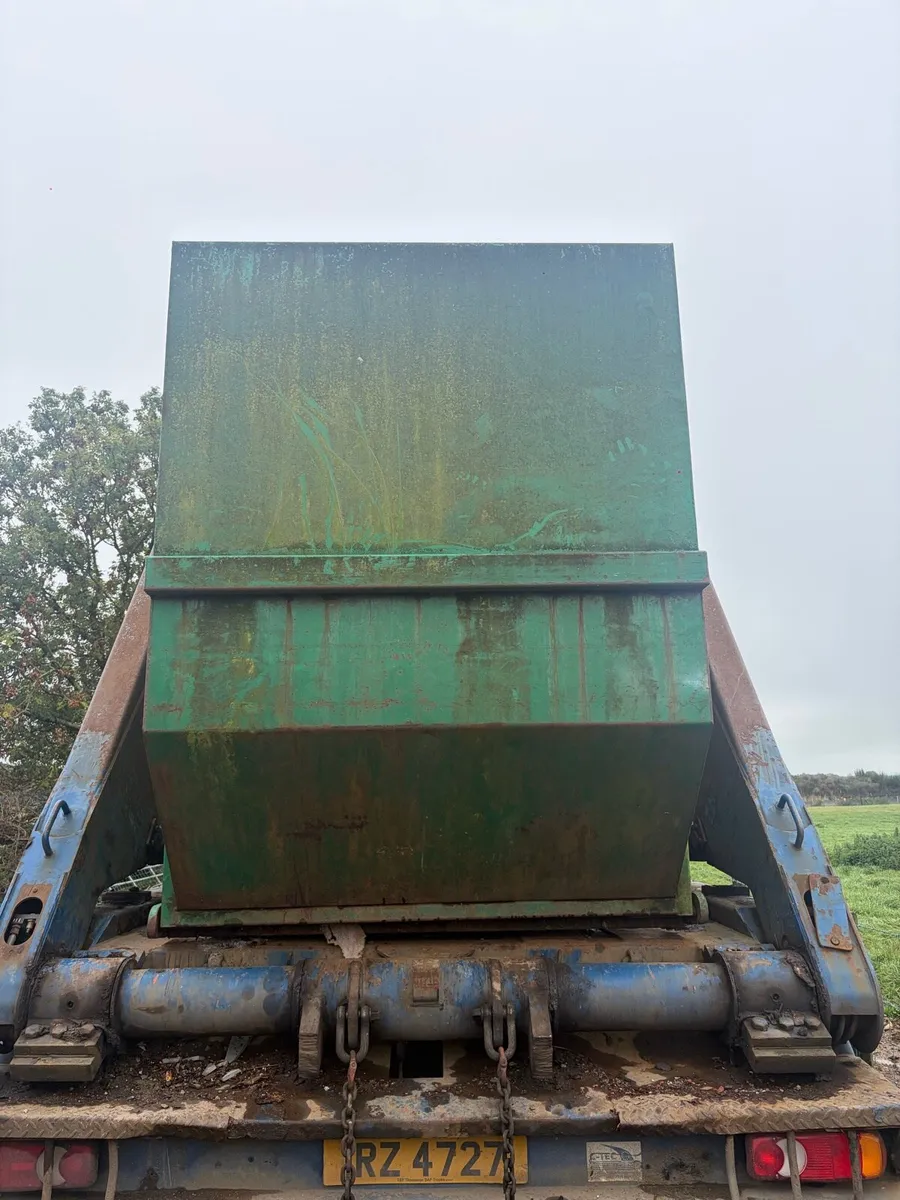 Tipping trailer compactor skip - Image 3