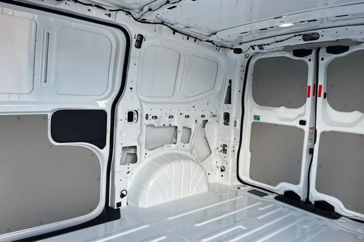 Ford Transit Custom E- 320 L1  RWD 100kW 65kWh H1 - Image 4