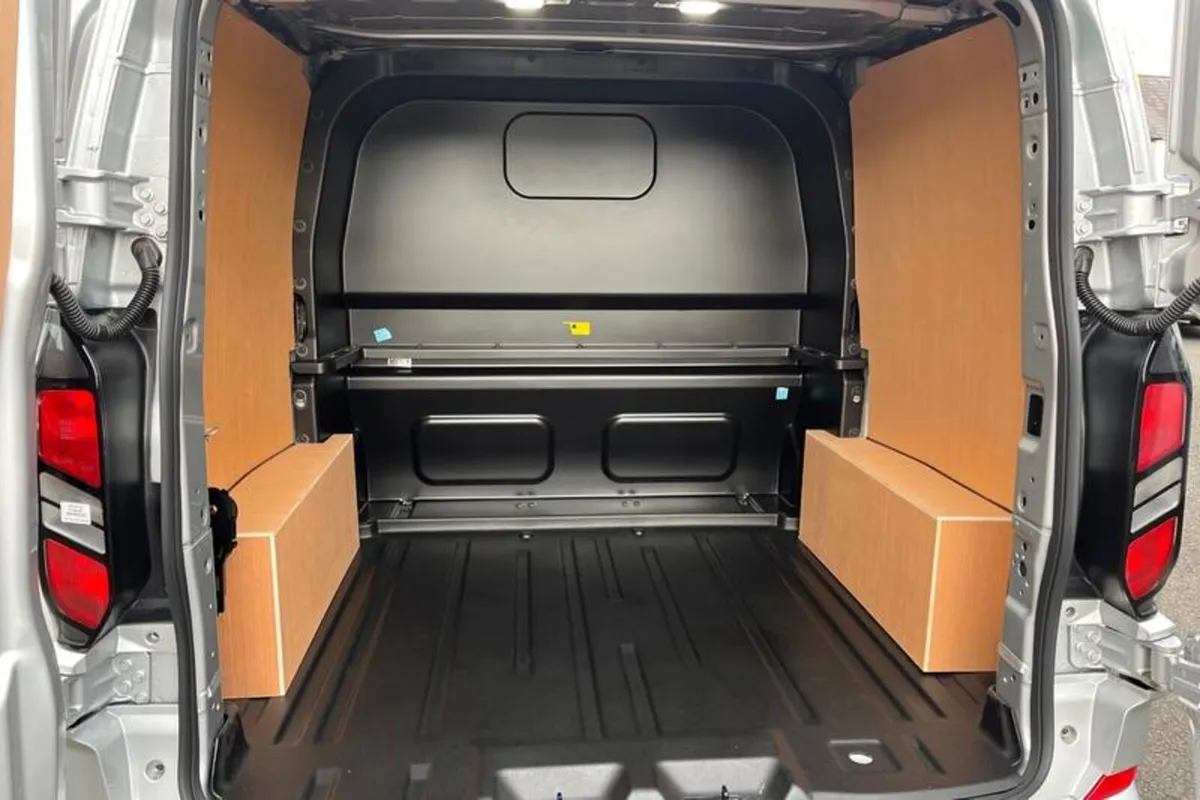 Ford Transit Custom 2.5 320 Duratec 11.8kWh Limite - Image 4