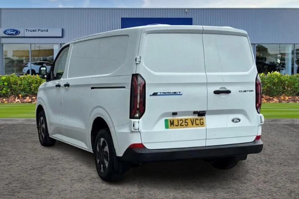 Ford Transit Custom E- 320 L1  RWD 100kW 65kWh H1 - Image 2