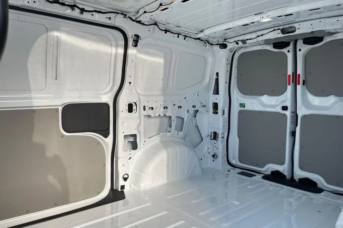 Ford Transit Custom E- 320 L1  RWD 100kW 65kWh H1 - Image 4