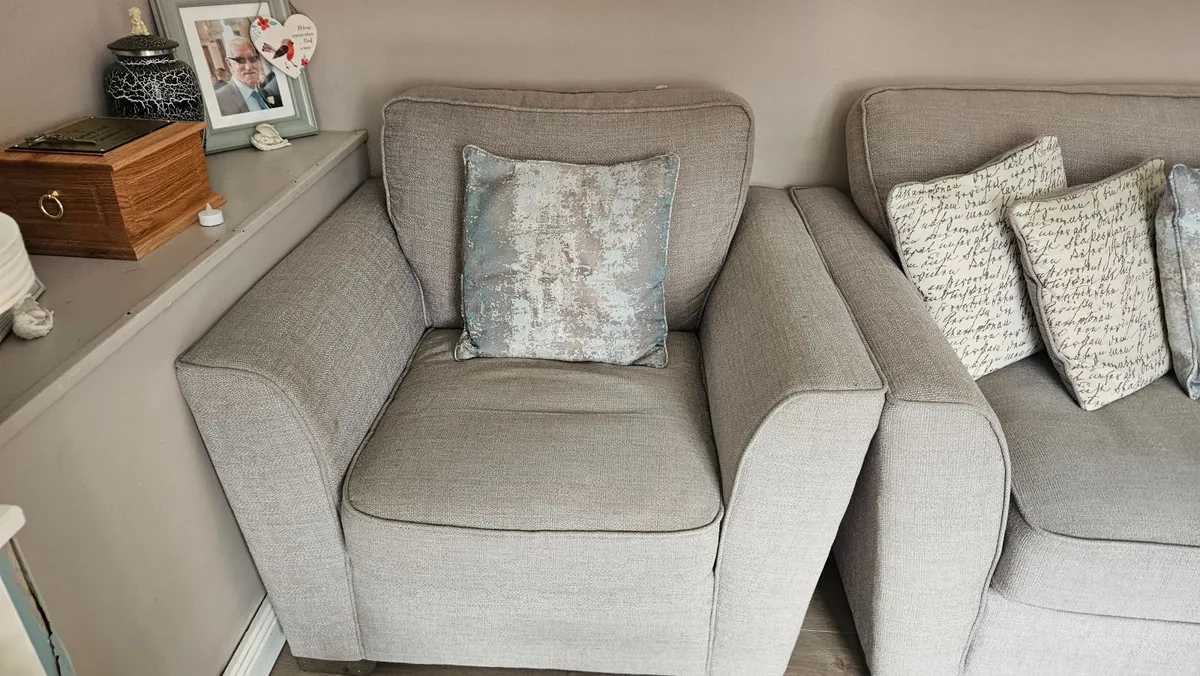 Sofa and 2 armchairs - Image 2