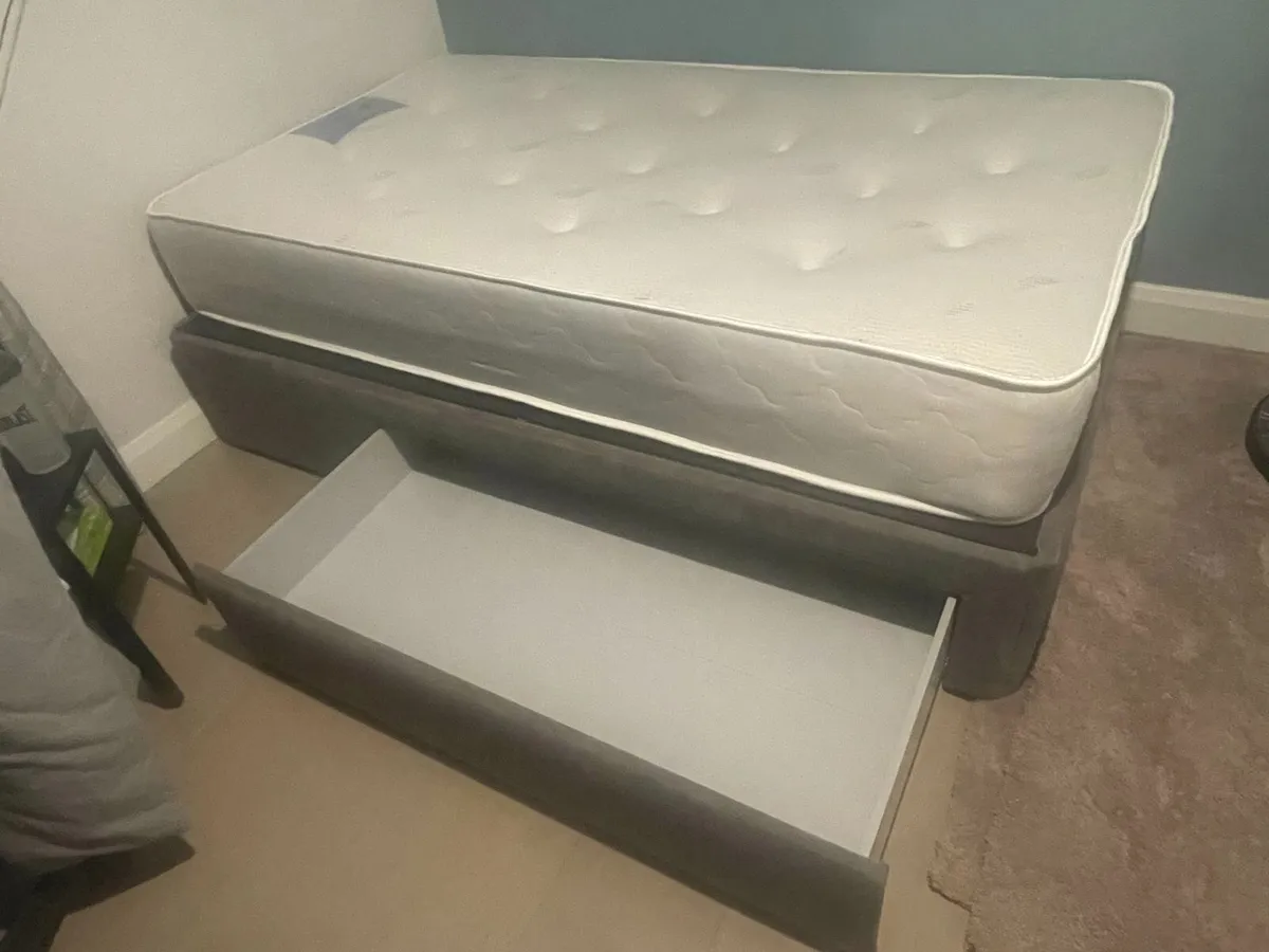 Small Double bed ( 4-foot or 190x120). LIKE NEW. - Image 2